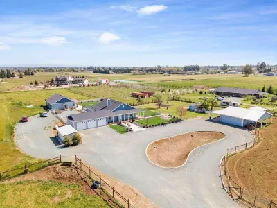 Pristine Farmhouse in the Heart of Lodi Wine Country Các khách sạn gần St. Amant Winery