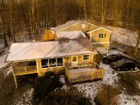 NEW Mid Century Expansive Hillside 4-bed nature retreat on 100+ acres - Wifi