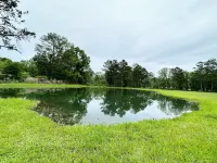 The Whitehouse – Louisiana Country Getaway on 8 Peaceful Acres with Pond Views