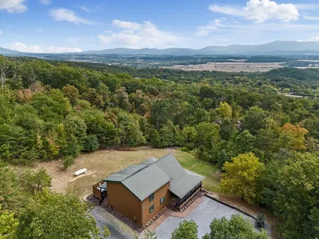 Peaceful 5-bedroom cabin with hot tub and views