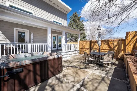 Hot Tub / Near Downtown / A/C / Couples Retreat