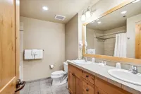 Cozy Ski in/out condo in Morning Eagle. Right on the slopes!
