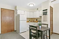 Chic Studio in Downtown Highland Park near Metra