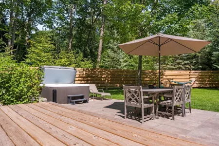 The King Ranch, Hot Tub, King Beds, Fireplace, Just outside of Traverse City