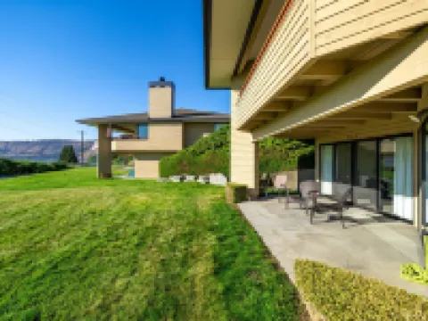 Wapato Point Halmalka Condo 510-A, 3 bed 2 bath, Sleeps 8,  Next to Outdoor Pool Hotels in Manson