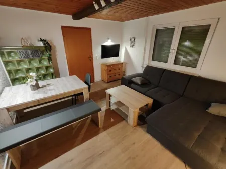 Michas Lahn Ferienwohnung Отели в г. Шайдт