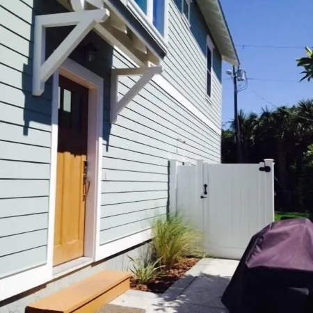 Modern 2B Carriage House 300' from the beach, walk to restaurants, sleeps 4