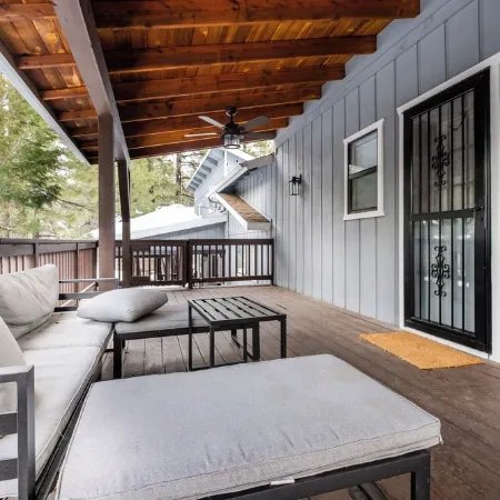 Adorable 1 BR Guest Suite w/ Fireplace & Patio