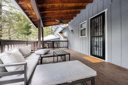 Adorable 1 BR Guest Suite w/ Fireplace & Patio