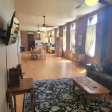 Spacious 2 bedroom apartment with 3 queen beds and 2 full baths