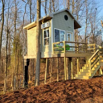 Charming Treehouse with Lake View and Access