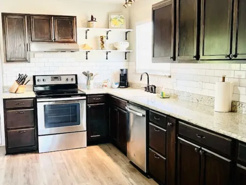 Local Host - The Pink Door - 2 Bedroom Home