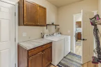 Desert Bliss - Stylish Kennewick 2-bed Home