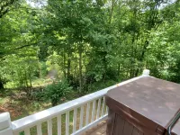 Cute Cottage Above the Creek