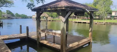 Peace, luxury and fishing under 100 year old oaks