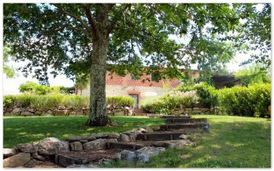 Tuscan village in SIena. farmhouse surrounded by garden,pool and panoramic view Accona desert附近的飯店