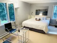 Luxurious Spa Suite with Jacuzzi, Outdoor Sauna, Plunge Pool and Steam-bath Hotels in Durham