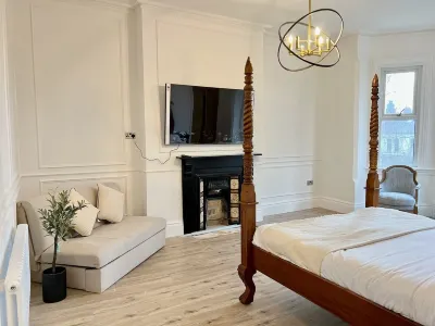 Fayhomes West Midlands Luxury Late 1800 Property Hotels near Chameleon Gallery