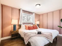 Allow Pets, View of Downtown, 5mins to Waterworld, Game Room, Firepit, Hot Tub Hotels in Sherrelwood