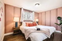 Allow Pets, View of Downtown, 5mins to Waterworld, Game Room, Firepit, Hot Tub