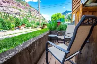 Walk to Downtown! 2-bedroom with mountain views