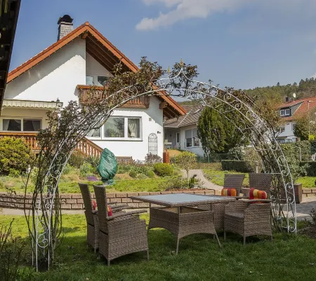 Wellnessloft mit Privatsauna und Garten Отели в г. Ортенберг