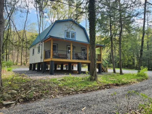 Fly Away Cabin: Relax and enjoy the creek views and sounds.