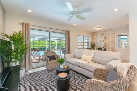 Private Home w/ Pool 10 min from Delray Отели в г. Бойнтон Бич