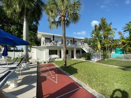 1bd Condo Ground Fl,  Pool view,1.5blk to beach, walk to dine/bars,putting green Отели в г. Сейнт Пит Бич