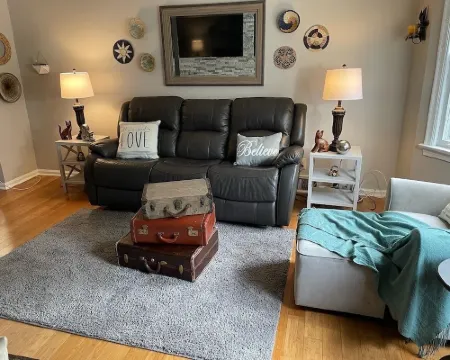 Spacious, lovely 2bed 1bath with free parking 奧克帕克酒店