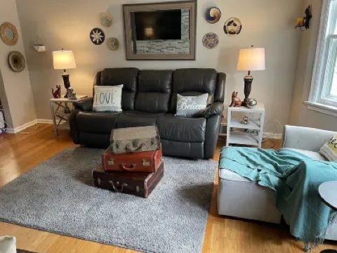 Spacious, lovely 2bed 1bath with free parking Hotels near Oak Park Public Library - Main Library