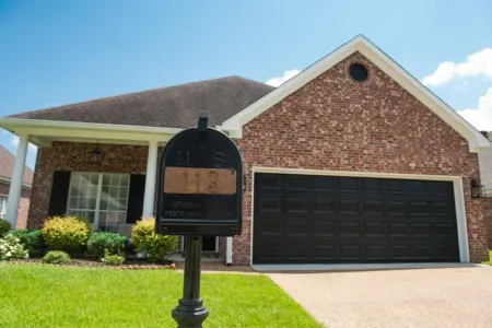 "Black Pearl: Luxury Home, Near Amenities, Sleeps 6"