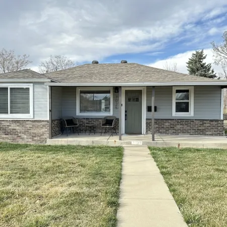 Cozy 3Br Home with AC, Hot Tub & Walkable Restaurants