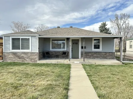 3Br Home with Private Yard, Hot Tub & Walkable Restaurants