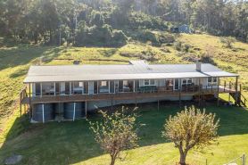Budgong Lodge Secluded farm stay with horses and cattle - 4 Queen bedrooms