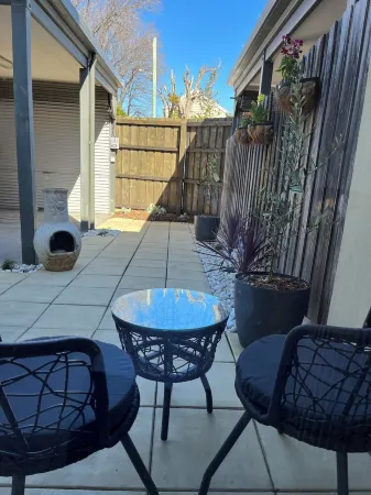 Townhouse Minutes From Cafes, Restaurants and all Williamstown has to Offer! Отели рядом с достопримечательностью «Уильямстаун бич»