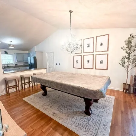 Golf Front home on Pine Needles. 4 King Beds : 5 miles from villages