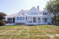 Waterfront Home w/ Stunning Views, Deepwater Dock, Pool, HotTub, Kayaks & More - 4 ดาว