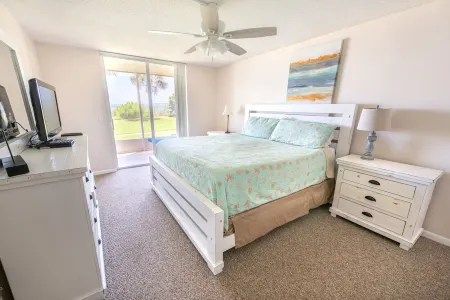 Beachfront Vacation Rental, 2 bedroom, 2 bath Condo, Steps To The Beach Отели рядом с достопримечательностью «Irene H. Canova Park»