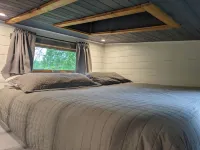 Cozy tiny home w/lofted king bed, outdoor oasis and 5-15m to local activities