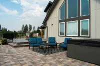 Mountain View Retreat on 10 Private Acres, Minutes from all things Bend!