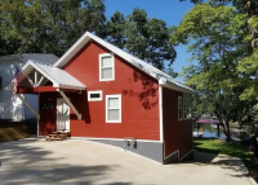 Beautiful Home Right on Lake Hamilton!  Hot Tub! Covered Boat Slip! Waterfall!!