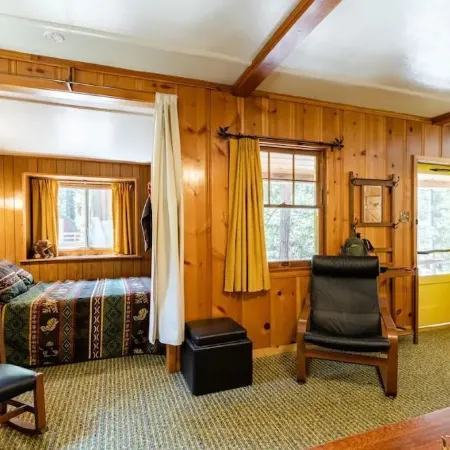 IdyllAway Vintage Cabin - Kid Friendly Sledding Cul-de-Sac!