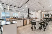 帶熱水浴缸和廚師級廚房的現代湖景精品度假屋