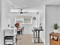 Heated salt water pool, patio, yard, laundry, kayaks, BBQ,hot tub,prime location