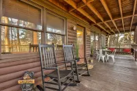 Mtn Views! Triple Decks, Hot Tub under the Stars, Secluded Feel Log Cabin, Games