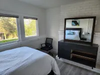 Safe neighborhood. Minutes to freeways, Downtown, and Airport. Hotels near Fred Meyer Grocery Pickup and Delivery