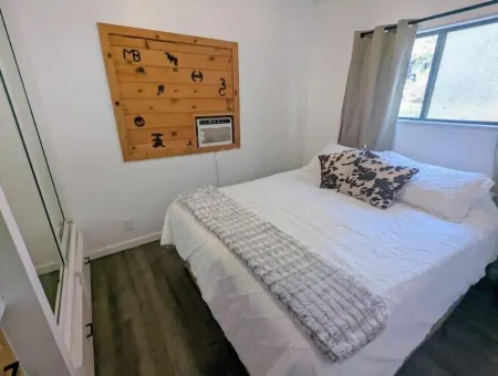 Tiny house experience with horses, goats and pigs. Near Sequoia National Park