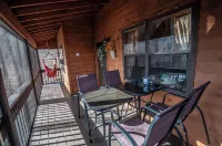 Little Bear Lodge- Pet Friendly-Centrally Located-under New Management Hotels in Towns County