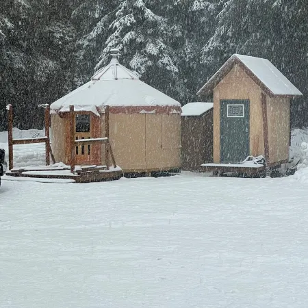 Cozy yurt just a short distance to Seward boat harbor and downtown.